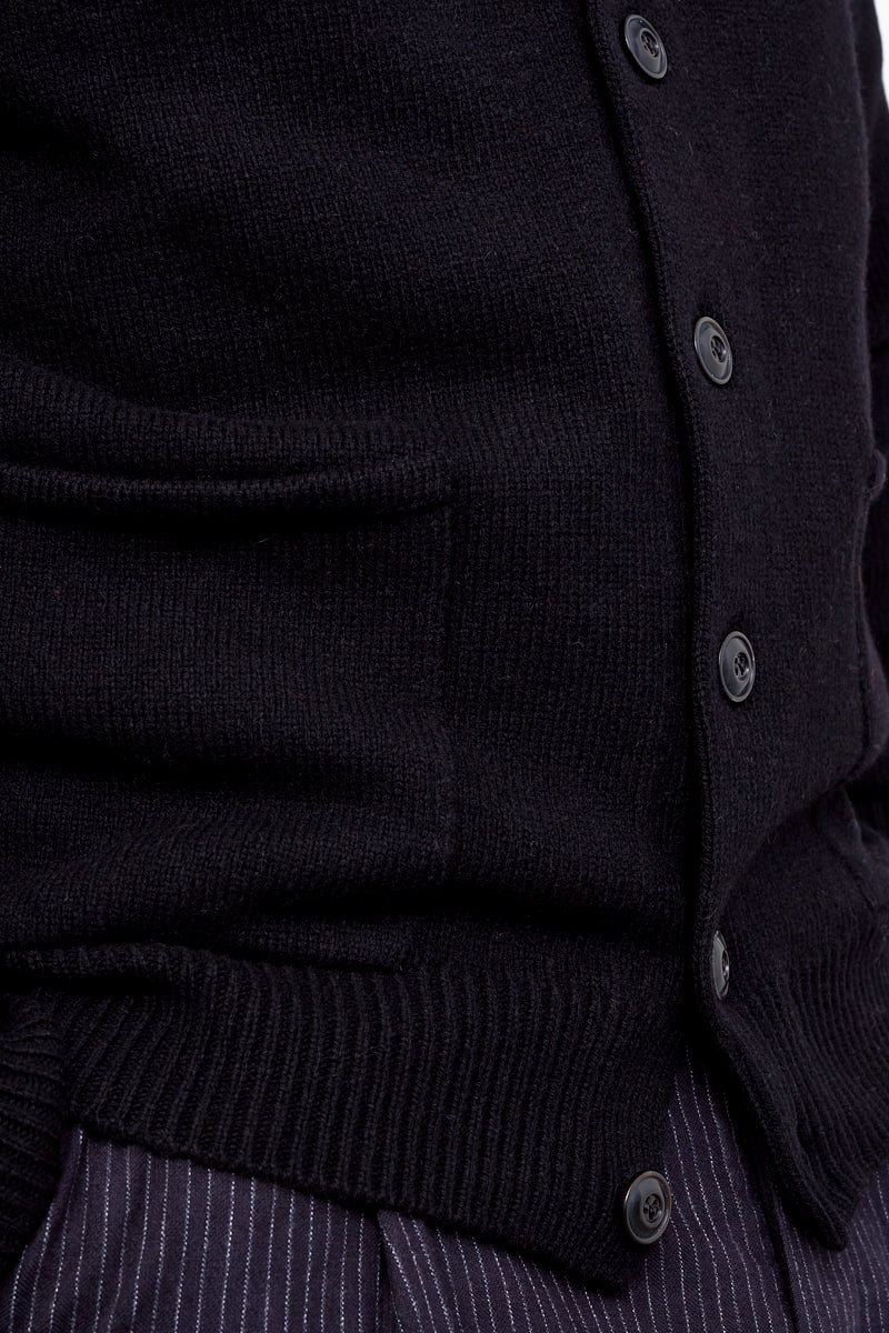 G-R-P Shawl Collar Cardigan / Black (Detail Tasche und Knopfleiste)
